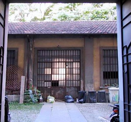 Вход в здание в Виале Монтенеро, где Этторе Пагани осуществлял свою деятельность